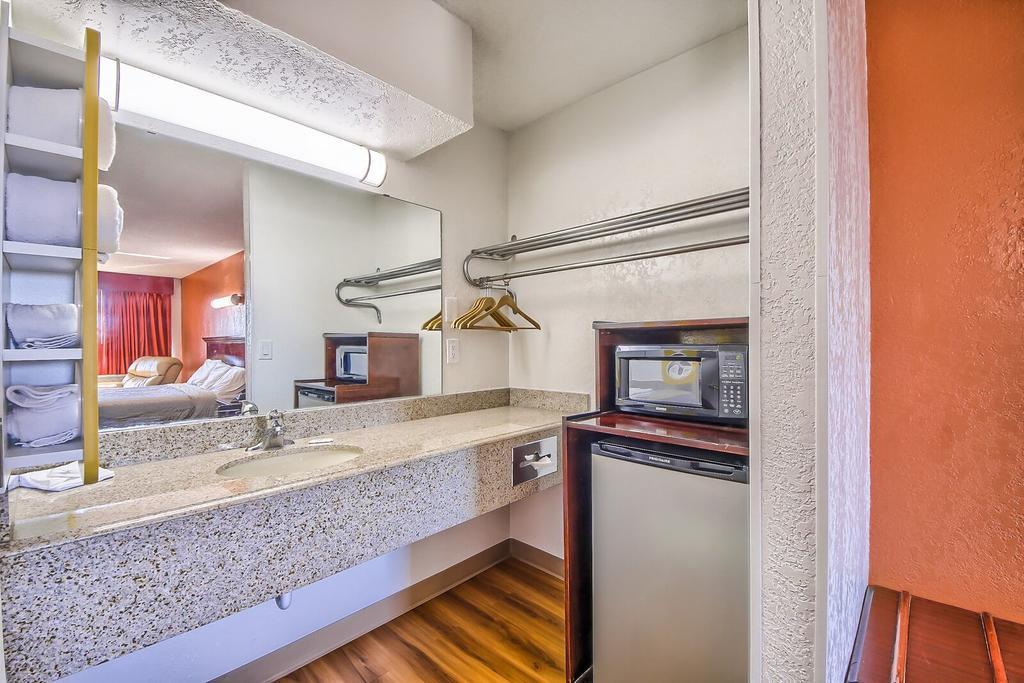 Hillcrest Inn & Suites 奥佐纳 外观 照片