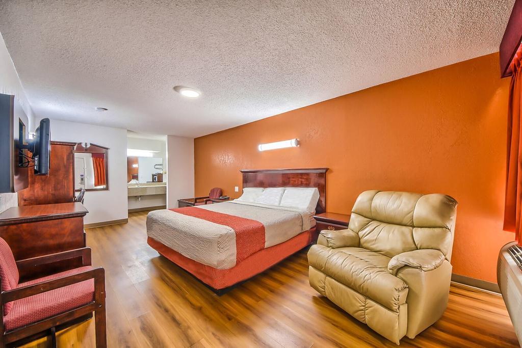 Hillcrest Inn & Suites 奥佐纳 外观 照片