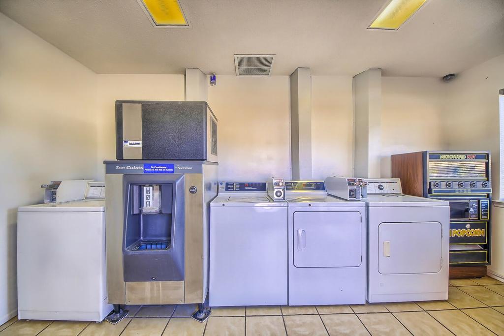 Hillcrest Inn & Suites 奥佐纳 外观 照片