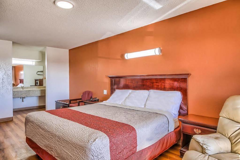 Hillcrest Inn & Suites 奥佐纳 外观 照片